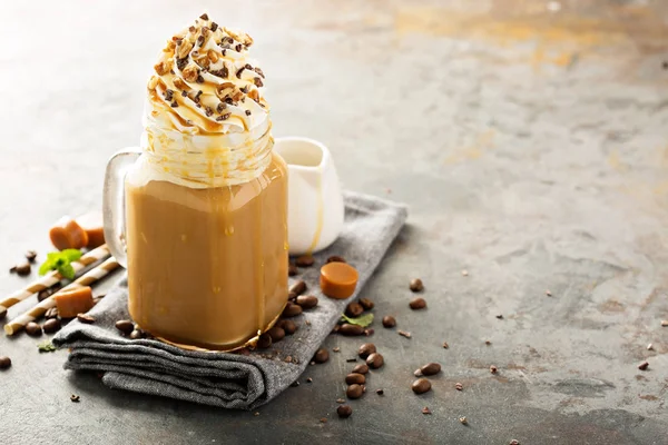 Latte glacée au caramel avec crème fouettée — Photo