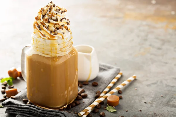 Latte helado de caramelo con crema batida — Foto de Stock