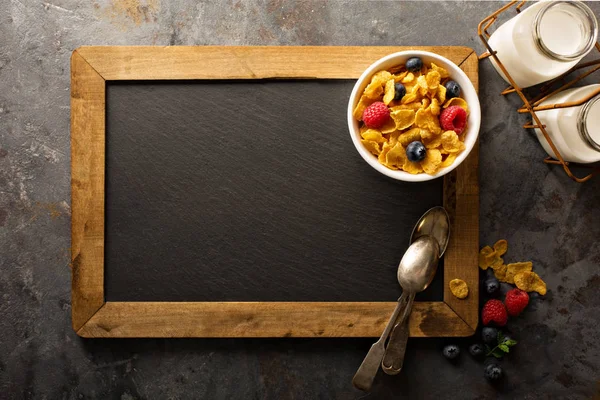 Gezonde cornflakes in een witte kom — Stockfoto