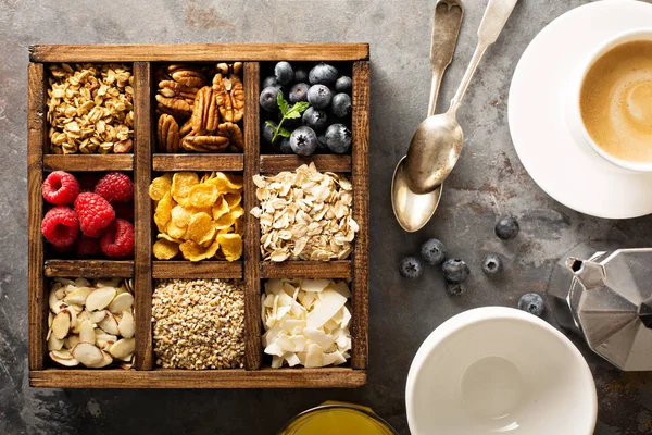 Alimentos de pequeno-almoço em uma caixa de madeira overhead shot — Fotografia de Stock
