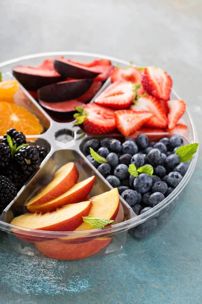 Vegyes gyümölcs és bogyók egy tányérra — Stock Fotó