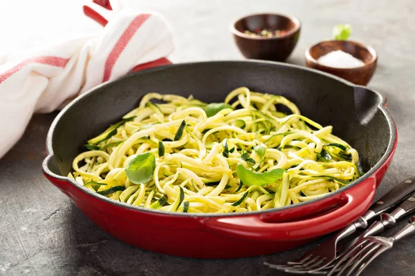 Spiralized zucchini nudlar i en gjutjärnspanna — Stockfoto