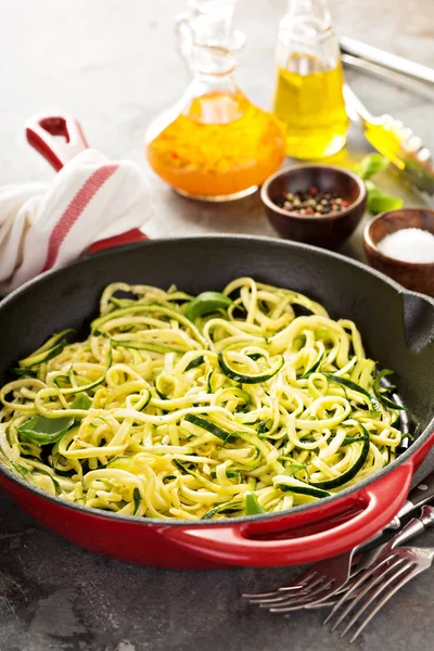 Spiralisierte Zucchini-Nudeln in einer gusseisernen Pfanne — Stockfoto