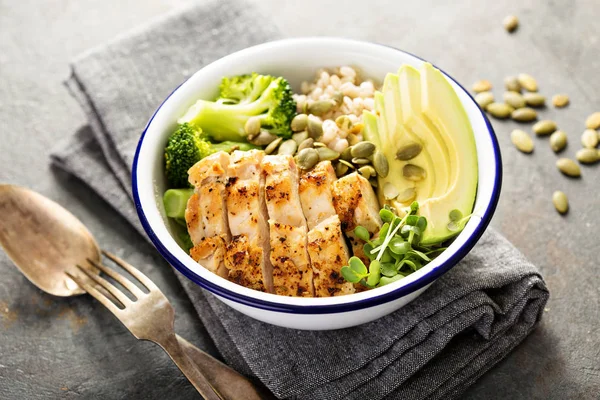 Graan en gegrilde kip kom voor de lunch — Stockfoto