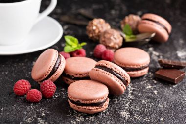 Çikolata ve ahududu macarons ile doldurma ganache Fransız
