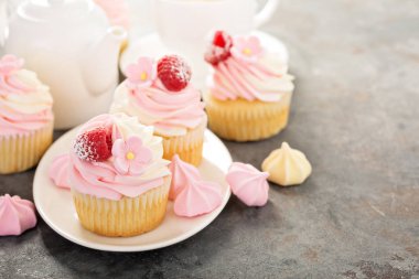 Pembe vanilya ve ahududu kek