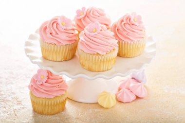 Pembe ahududu buzlanma ile vanilya cupcakes