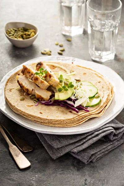 Making tacos with grilled chicken and avocado — Stock Photo, Image
