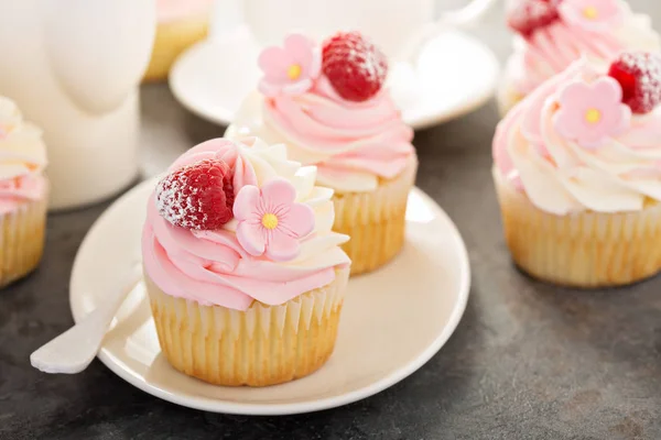 Cupcake rosa alla vaniglia e lampone — Foto Stock