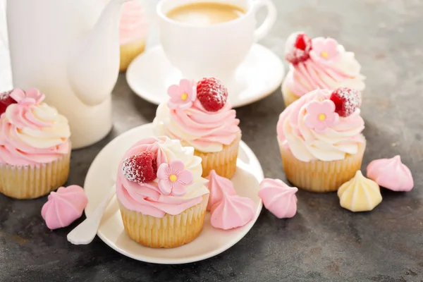 Cupcakes de baunilha e framboesa rosa — Fotografia de Stock