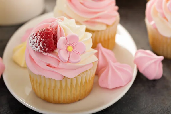 Cupcakes de baunilha e framboesa rosa — Fotografia de Stock