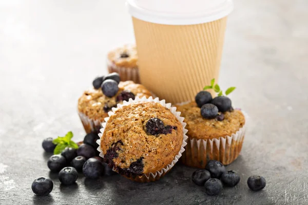 Muffins aux bananes et myrtilles végétaliens avec café à emporter — Photo