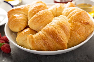 Bir kase taze pişmiş kruvasanlar