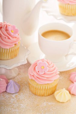 Pembe ahududu buzlanma ile vanilya cupcakes