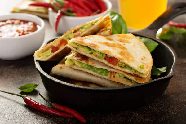 아보카도 빨간 고추와 채식주의 quesadillas — 스톡 사진