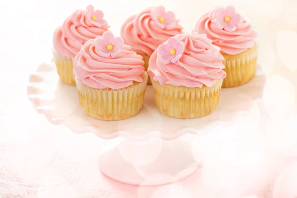 Vanilkové cupcakes s růžovou malinovou polevou — Stock fotografie