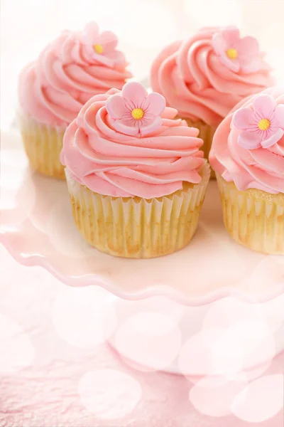 Bolinhos de baunilha com cobertura de framboesa rosa — Fotografia de Stock