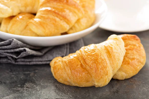 Croissants recém-assados em uma tigela — Fotografia de Stock