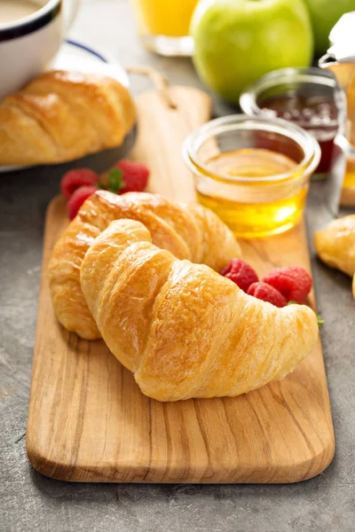 Croissants recém-assados com mel e geléia — Fotografia de Stock