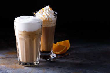 Kahve latte ve krem şanti ile Viyana kahve