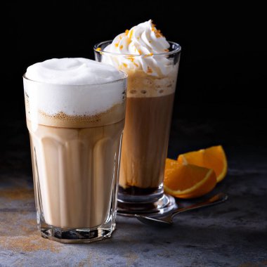 Kahve latte ve krem şanti ile Viyana kahve