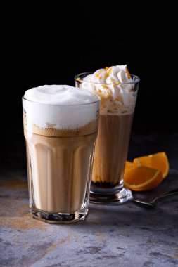 Kahve latte ve krem şanti ile Viyana kahve