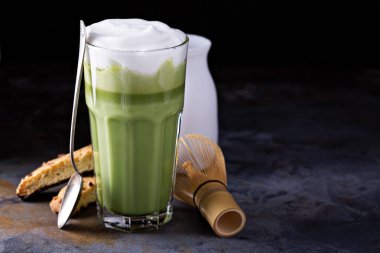 Uzun boylu gözlük Matcha latte