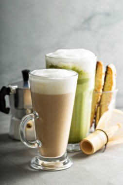 Normal kahve ve matcha latte