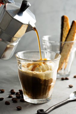 Kahve affogato vanilyalı dondurma ile