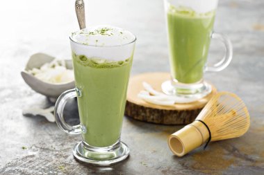 Matcha Hindistan cevizi latte uzun boylu gözlük