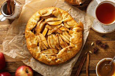 Elma ve tuzlu karamel Galette'ye