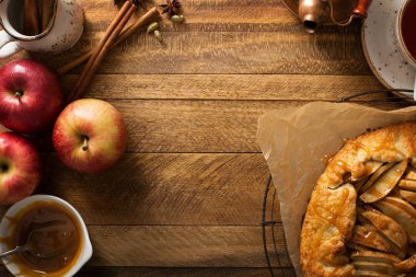 Elma ve tuzlu karamel Galette'ye