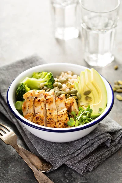 Graan en gegrilde kip kom voor de lunch — Stockfoto