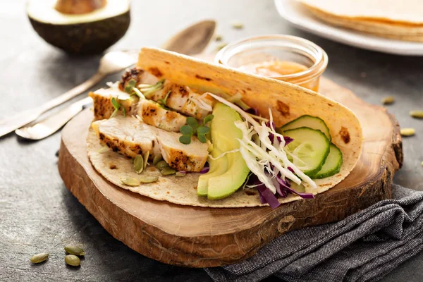Making tacos with grilled chicken and avocado — Stock Photo, Image