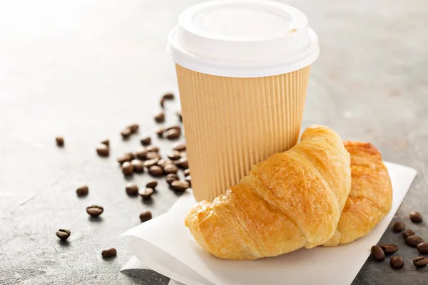 Croissants com café para ir — Fotografia de Stock