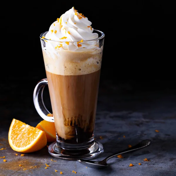 Café vienense quente com chantilly — Fotografia de Stock