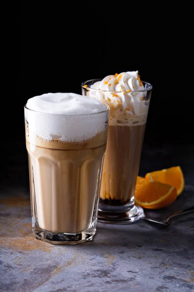 Caffè latte e caffè viennese con panna montata — Foto Stock
