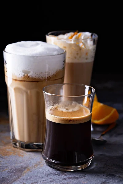 Kaffe latte, svart espresso och wienskt kaffe — Stockfoto