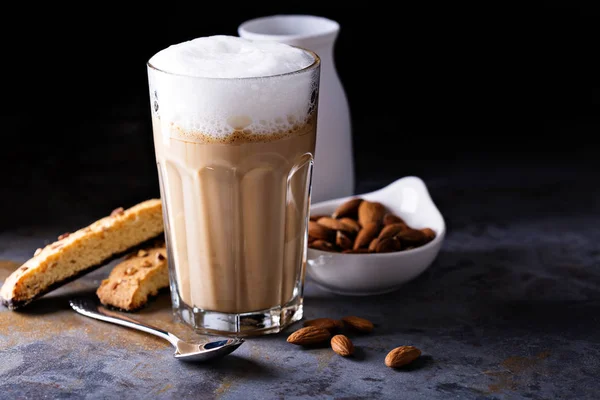 Káva latte s mandlovým mlékem — Stock fotografie
