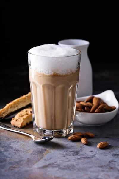 Kaffe latte med mandelmjölk — Stockfoto