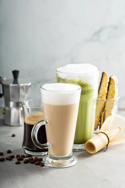 Matcha latte, vanligt kaffe och espresso — Stockfoto