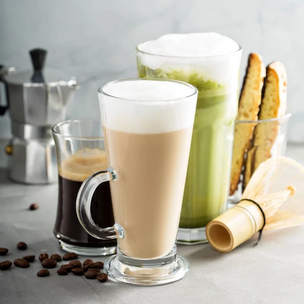 Matcha latte, vanligt kaffe och espresso — Stockfoto