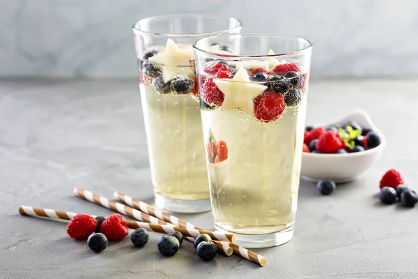 Sangria vermelha, azul e branca — Fotografia de Stock