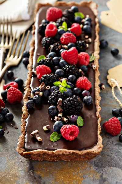 Torta de ganache de chocolate com bagas frescas — Fotografia de Stock