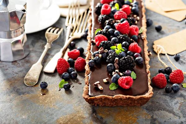 Torta de ganache de chocolate com bagas frescas — Fotografia de Stock