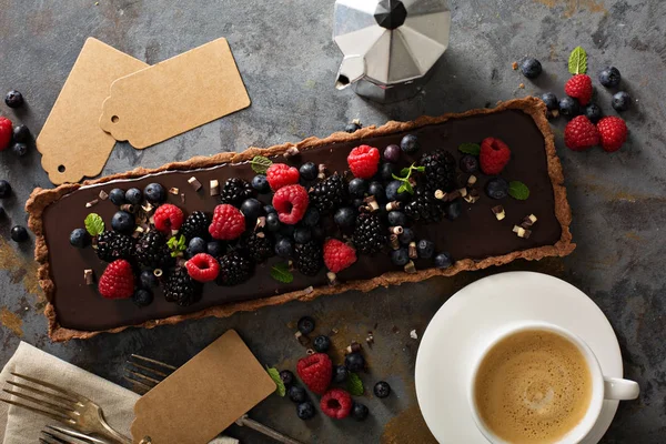 Crostata alla ganache di cioccolato con bacche fresche — Foto Stock