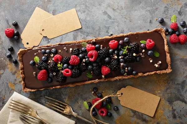신선한 딸기와 초콜릿 ganache는 타트 — 스톡 사진