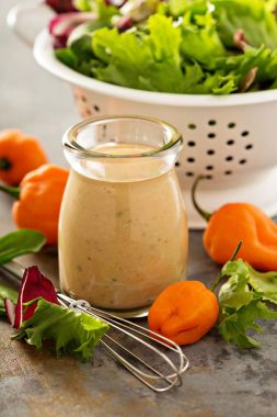 Acı biber ile ev yapımı çiftlik sosu