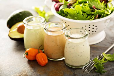 Ev yapımı çiftlik sosu çeşitli küçük kavanoz