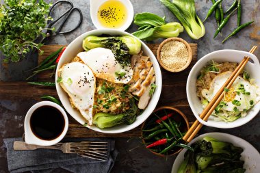 Asya gıda kavramı ile kızarmış pilav, Bebek bok choy